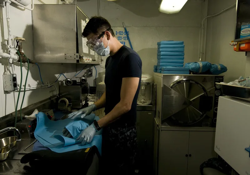 Fertőtlenítő-sterilező gyakorlati oktatás — orvostechnikai eszközök előkészítése a központi sterilizálóban